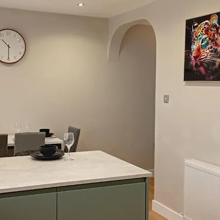 Martindale Close - 3 Bedrooms - Sleeps 5