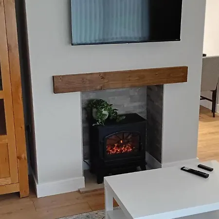 Martindale Close - 3 Bedrooms - Sleeps 5 *