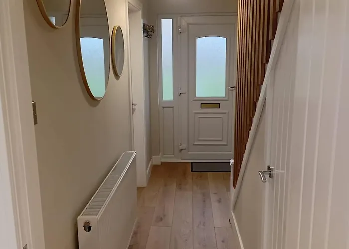 Apartment Martindale Close - 3 Bedrooms - Sleeps 5 *