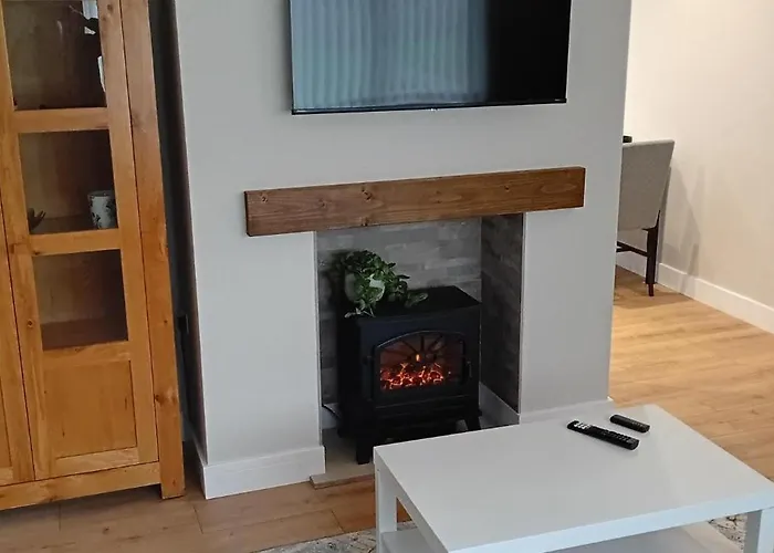 Martindale Close - 3 Bedrooms - Sleeps 5 *