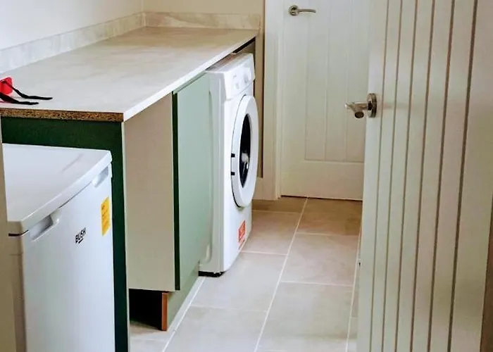 Martindale Close - 3 Bedrooms - Sleeps 5 *